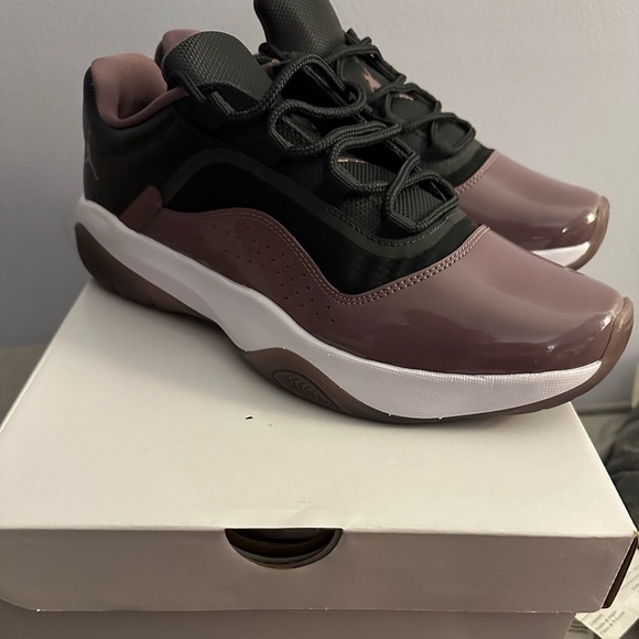 Like New Womens 10.5 Jordan’s - Picture 2 of 3